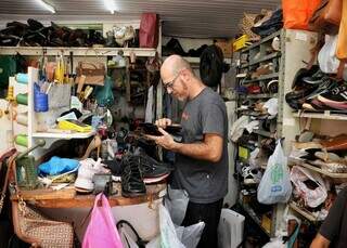 Pedro fez de tudo, mas se viu feliz consertando sapatos em cub&iacute;culo
