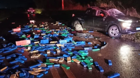 Paraguaio &eacute; preso com 787 kg de maconha ap&oacute;s capotar caminhonete roubada