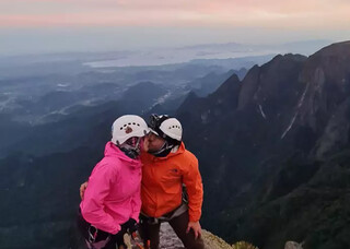 Juntos 24 horas por dia, casal desafia o mito de que a rotina mata o amor