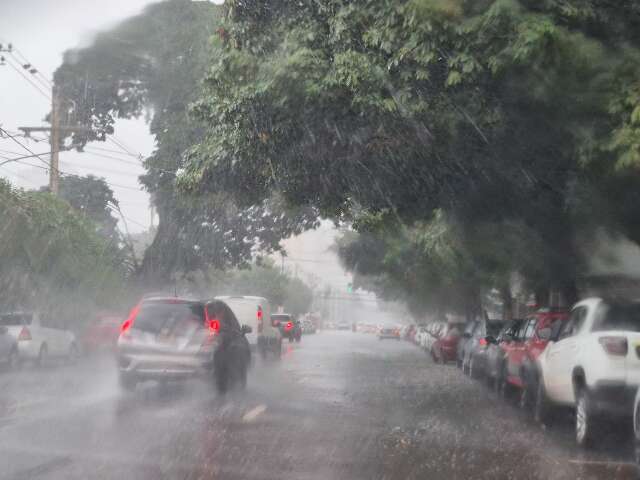 Capital tem chuva e rajadas de ventos acima dos 40 km por hora
