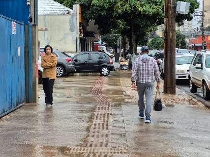 Sensa&ccedil;&atilde;o t&eacute;rmica despenca mais de 10 &deg;C em Campo Grande ap&oacute;s temporal