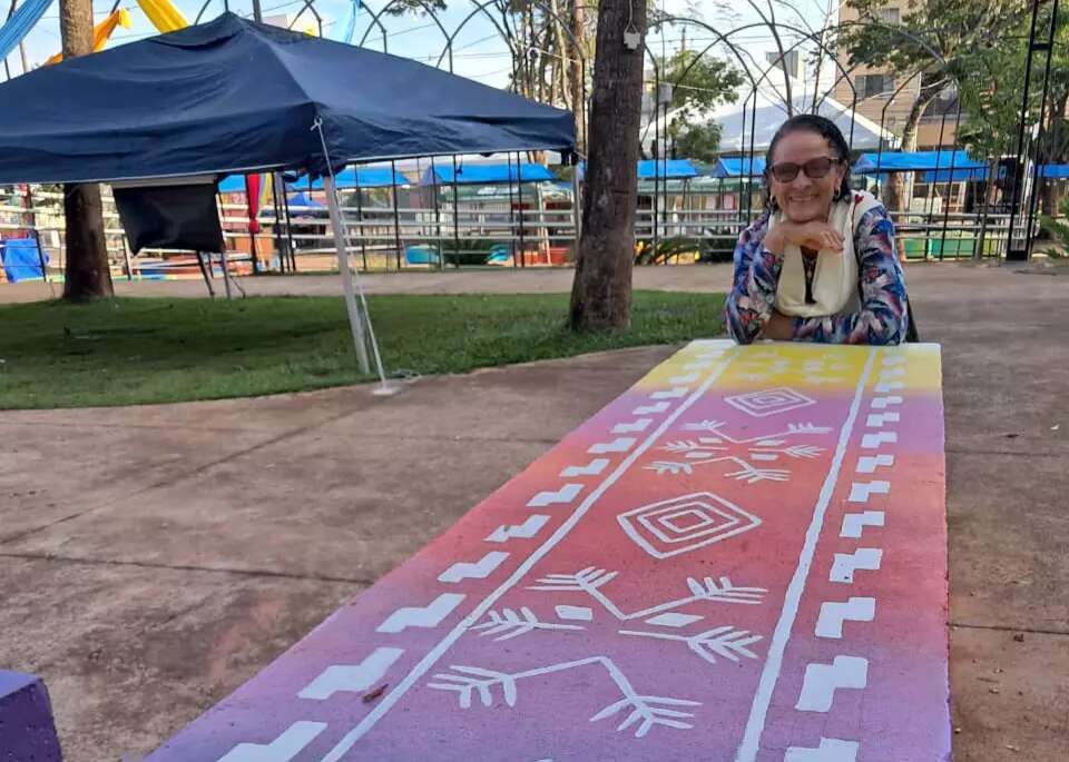 Artista leva cores e cultura guarani à principal praça de Ponta Porã