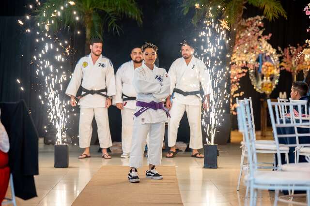 Na festa de 15 anos, Sophia trocou vestido por kimono e caiu no tatame