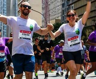 Juntos 24 horas por dia, casal desafia o mito de que a rotina mata o amor
