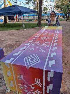 Artista leva cores e cultura guarani à principal praça de Ponta Porã Artista leva cores e cultura guarani à principal praça de Ponta Porã