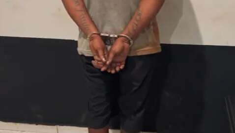&quot;Era meu melhor amigo&quot;: homem &eacute; preso por matar rapaz com facada no peito