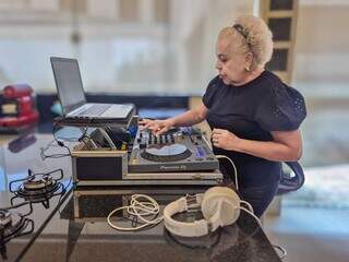 Aos 80 anos, Elle&aacute; decidiu se tornar DJ e j&aacute; tem agenda cheia de eventos