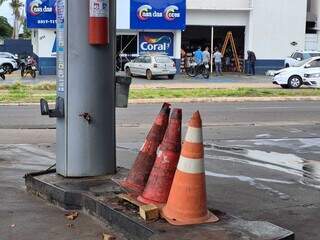 Carro acerta bomba de combustível e invade loja na Vila Alba Carro acerta bomba de combustível e invade loja na Vila Alba