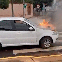 Carro de motorista de aplicativo pega fogo durante corrida