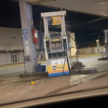 Carro acerta bomba de combust&iacute;vel e invade loja na Vila Alba