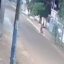 Revoltado ap&oacute;s &quot;fora&quot;, homem invade contram&atilde;o e atinge ex-namorada em moto