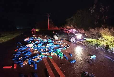 Maconha fica espalhada em rodovia ap&oacute;s picape capotar durante fuga