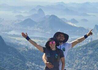 Juntos 24 horas por dia, casal desafia o mito de que a rotina mata o amor