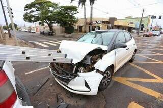 Engavetamento com tr&ecirc;s ve&iacute;culos deixa tr&acirc;nsito lento na Rua Cear&aacute;