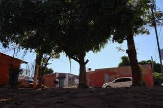 Casa de madeira resiste sem muro porque Tereza n&atilde;o quer, e pronto