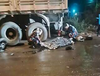 Motociclista morre ao bater na traseira de carreta estacionada