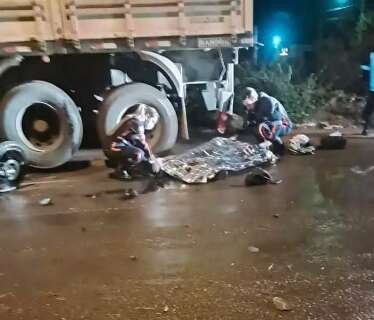 Motociclista morre ao bater na traseira de carreta estacionada
