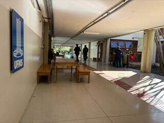 &quot;Ainda nem tinha escurecido&quot;, dizem alunos assaltados dentro de campus da UFMS
