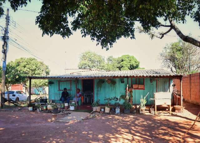 Casa de madeira resiste sem muro porque Tereza n&atilde;o quer, e pronto