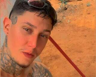 Motociclista morre ao bater na traseira de carreta estacionada