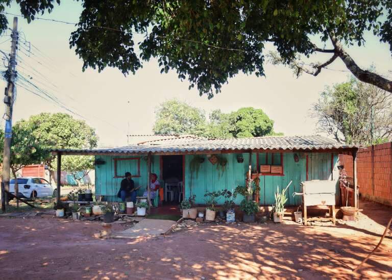 Casa de madeira resiste sem muro porque Tereza não quer, e pronto