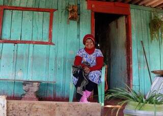 Casa de madeira resiste sem muro porque Tereza n&atilde;o quer, e pronto