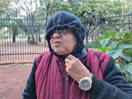 No Centro, quem precisou sair cedo, se protege como pode do frio intenso