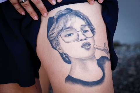 Kelyn se reergueu da depress&atilde;o com BTS e tatuou Jimin na coxa