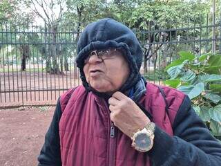 No Centro, quem precisou sair cedo, se protege como pode do frio intenso No Centro, quem precisou sair cedo, se protege como pode do frio intenso