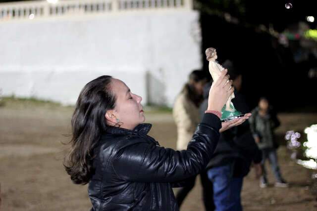 Frio e amea&ccedil;a de chuva n&atilde;o tiram a for&ccedil;a da f&eacute; no banho de S&atilde;o Jo&atilde;o