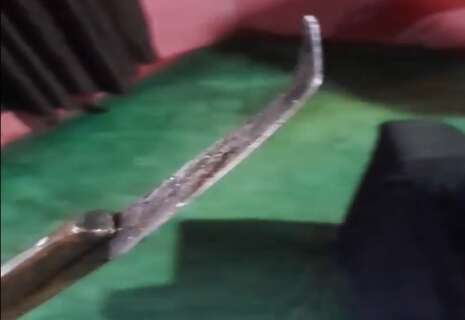 Ex-marido invade casa e esfaqueia mulher e filho 