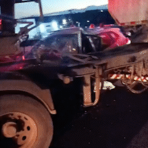 Colis&atilde;o entre carro e carreta deixa duas pessoas em estado grave
