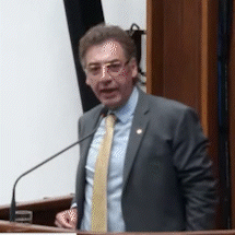 Diante de estudantes, deputados passam manh&atilde; em bate-boca sobre guerra