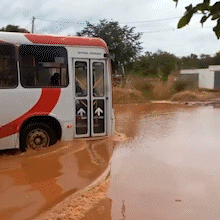 &Aacute;gua n&atilde;o escoa e rua alaga toda vez que chove no Jardim Centro Oeste