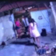 &ldquo;Todo mundo tem medo&rdquo;: mulher denuncia viol&ecirc;ncia de vizinhos no Tiradentes