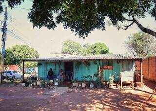 Casa de madeira resiste sem muro porque Tereza n&atilde;o quer, e pronto