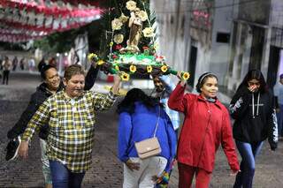 Frio e ameaça de chuva não tiram a força da fé no banho de São João Frio e ameaça de chuva não tiram a força da fé no banho de São João