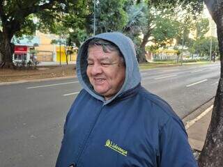 No Centro, quem precisou sair cedo, se protege como pode do frio intenso
