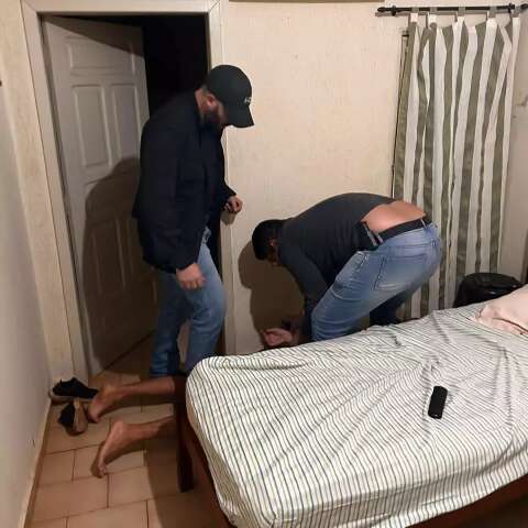 Suspeito de tentar matar ex e enteado a facadas &eacute; preso em hotel