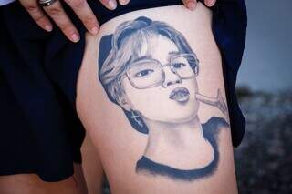 Kelyn se reergueu da depress&atilde;o com BTS e tatuou Jimin na coxa