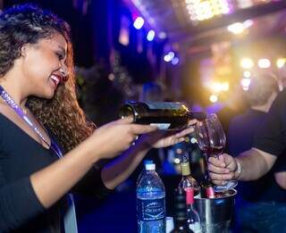 Sommelier conduz degusta&ccedil;&atilde;o em Feira de Vinhos no Comper Itanhang&aacute;