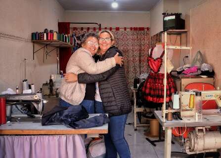 Nem o c&acirc;ncer nem um olho a menos pararam m&atilde;e e filha na costura