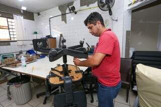 Do corte &agrave; costura, trabalho silencioso tem at&eacute; tapeceiros da Santa Casa