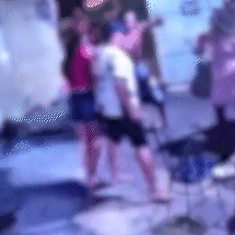 Flagrada batendo na vizinha, mulher diz que reagiu a amea&ccedil;as contra filho