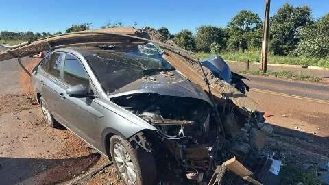 Motorista perde controle da dire&ccedil;&atilde;o e atinge poste que cai sobre ve&iacute;culo