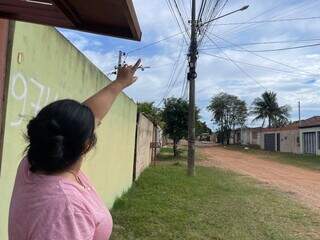 Moradores enfrentam perigo di&aacute;rio com fia&ccedil;&atilde;o solta em rua 