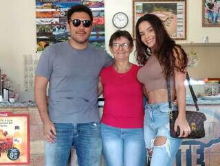 Marlene faz comida no fog&atilde;o &agrave; lenha que at&eacute; sertanejo famoso quis repetir