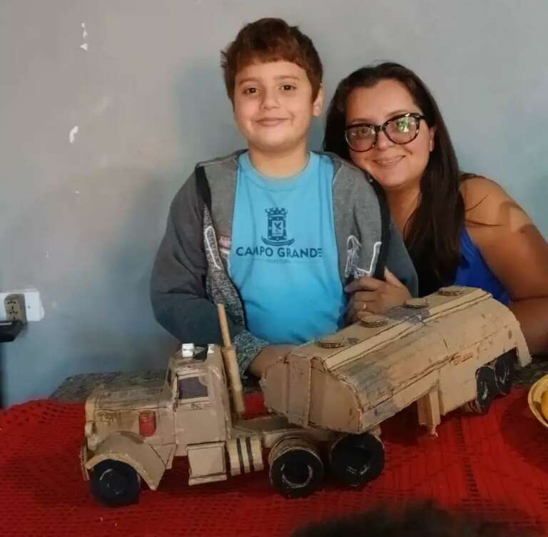 Com 24 caixas de papelão, mãe realiza sonho do filho autista 