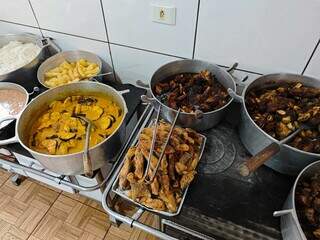 Marlene faz comida no fog&atilde;o &agrave; lenha que at&eacute; sertanejo famoso quis repetir
