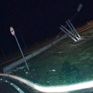 Ram destr&oacute;i poste ap&oacute;s motorista perder controle em rotat&oacute;ria